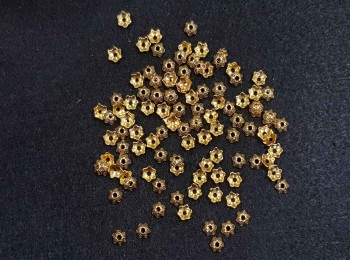 Golden Flower Shape Mehandi Polish Casting Metal Charms