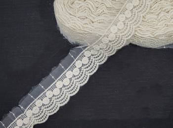 Off-White Dyeable Scallop Lace - 20 yards