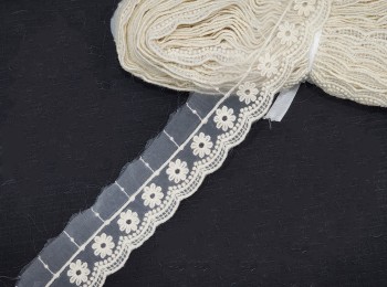 Off-White Dyeable Scallop Lace Flower Design - 20 yards