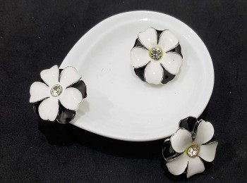 White Black color Flower Shape Metal Fancy Button